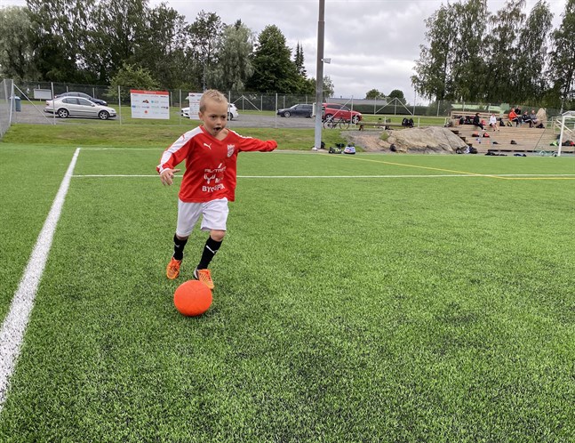 Sju år gamla Tim Aittamäki gillar att vara med i Sportings fotbollsskola.