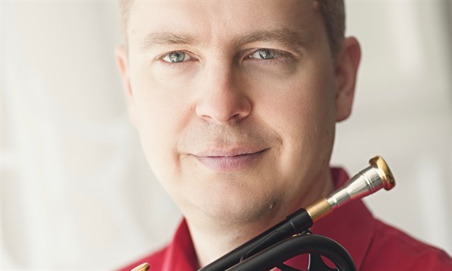 Mikko Pettinen ger två konserter i Karleby, den ena av dem direktsänd på nätet.