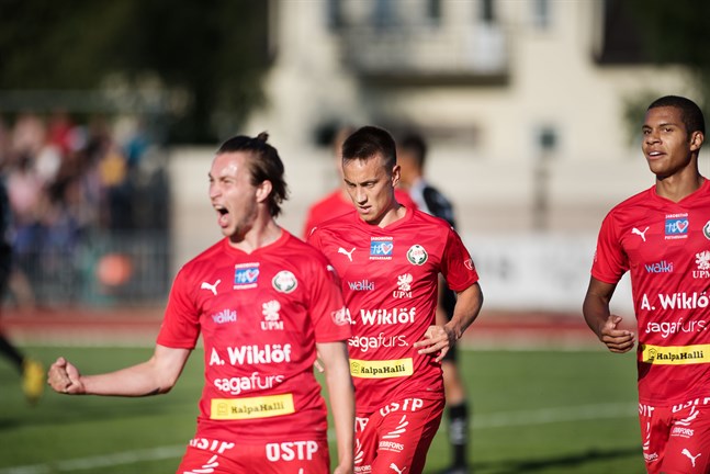 Topi Järvinen har fört Jaro till ledningen och Joni Remesaho och Anthony Olusanya skyndar till för att gratulera.