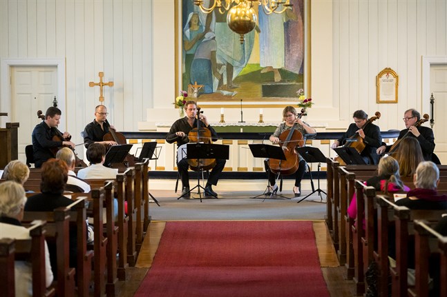 Total Cello Ensemble är (från vänster) Tuomas Lehto, Jussi Vähälä, Tuomas Ylinen, Sirja Nironen, Samuli Peltonen och Hannu Kiiski.