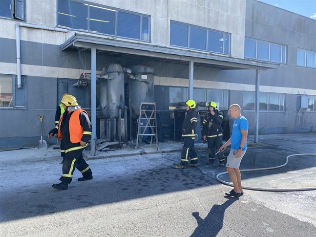Brandkåren var snabbt på plats och släckte ner branden innan den hann sprida sig från centraldammsugaren utanför industrihallen.