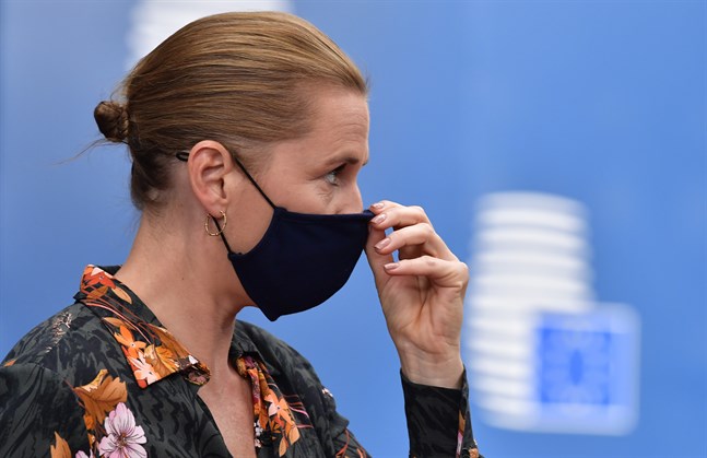 Flera partier ställer krav på Danmarks statsminister Mette Frederiksen (S) att dra i nödbromsen för att tillåta större folksamlingar. Arkivbild.
