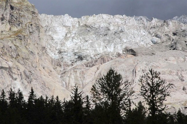 Ett enormt isblock från glaciären Planpincieux på Mont Blancmassivet riskerar att kollapsa.