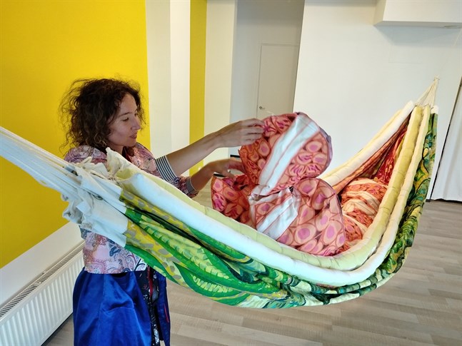 Anneli Holmström och "Membrane"-verket som visas på Black Box Genesis gallery i Vasa.