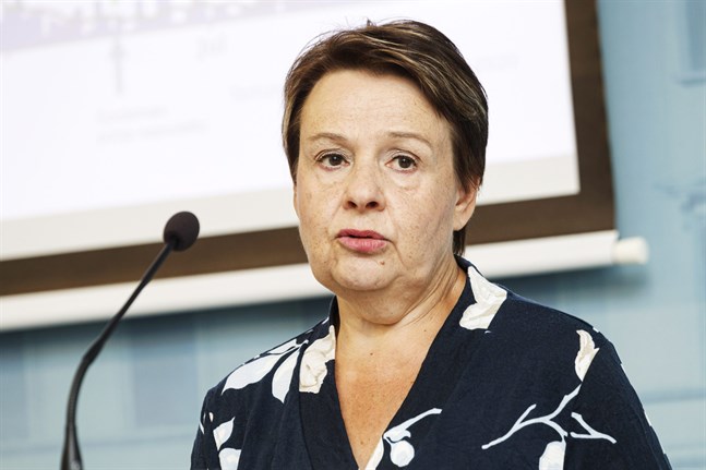 Kanslichef Kirsi Varhila på social- och hälsovårdsministeriet under dagens presskonferens.