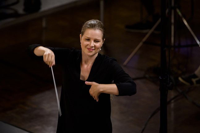 Finländska Emilia Hoving är ett av stora dirigentlöftena.