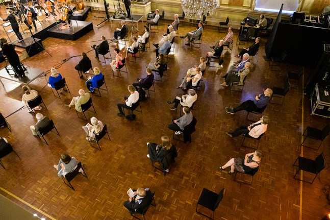 Nu ska användningen av utrymmen begränsas i Österbotten för att stoppa coronaspridningen. I klartext betyder det säkerhetsavstånd. Bild från Musikfestspelen Korsholm 2020.