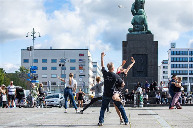 Dansföreningen Rolling visade upp olika dansstilar på torget under konstens natt.