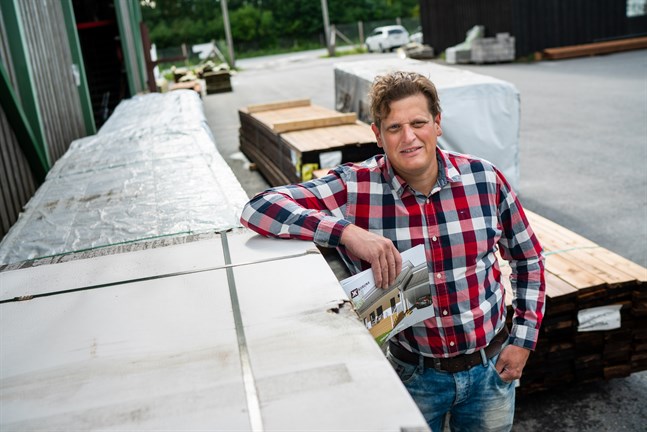 Stefan Esselström är återförsäljare för Kiiruna Hus vid Axelia i Jakobstad.
