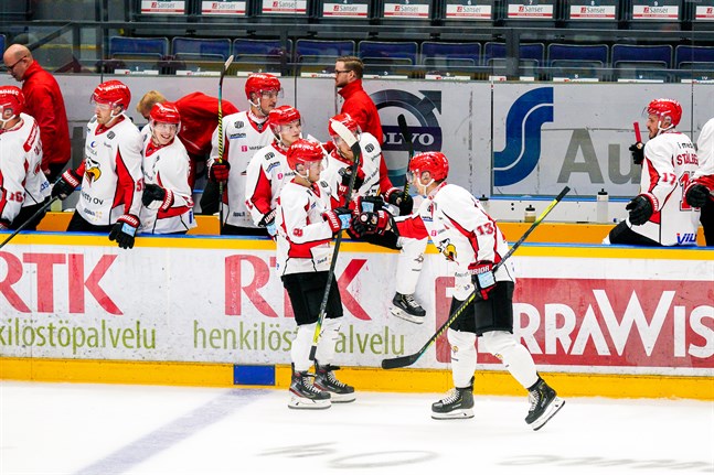 Valtteri Viljanen (i mitten) satte Sports första mål på straff i första perioden.