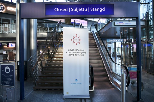 Över hundra resenärer från Bukarest slussades till coronatestning på Helsingfors-Vanda flygplats på fredagskvällen.