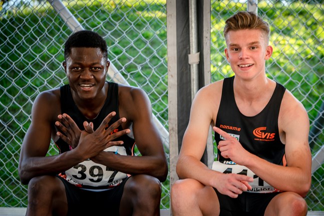 Glada Vasakillar. Ive Ntumba tog brons på 100 meter medan klubbkompisen Benjamin Olli sprintade in som fjärde man i 16-årsklassen.