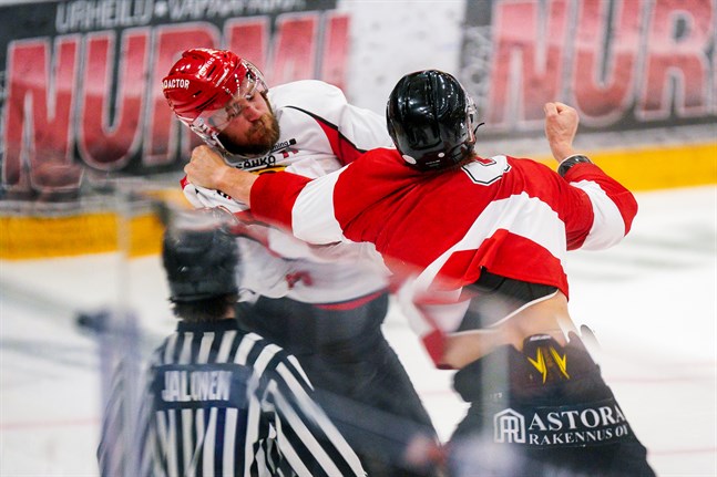 Jonne Virtanen (i vitt) kastade handskarna i segermatchen mot Ässät.
