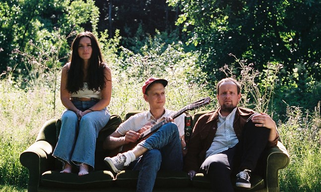 Daniella Binyamin, Joel Isaksson och Oskar Nyman bildar tillsammans bandet Tiger.