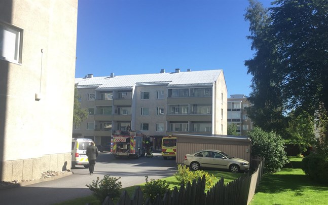Ett flertal räddningsenheter ryckte ut till Kyrkoesplanaden.