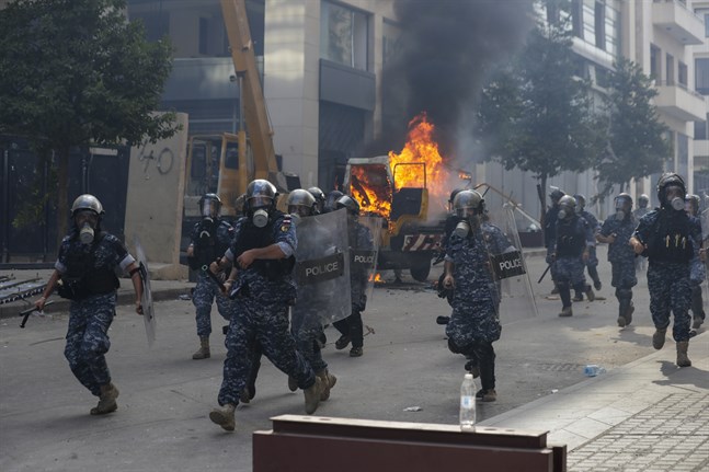 Libanesiska säkerhetsstyrkor försöker skingra demonstranterna i Beirut som protesterar mot regimen.