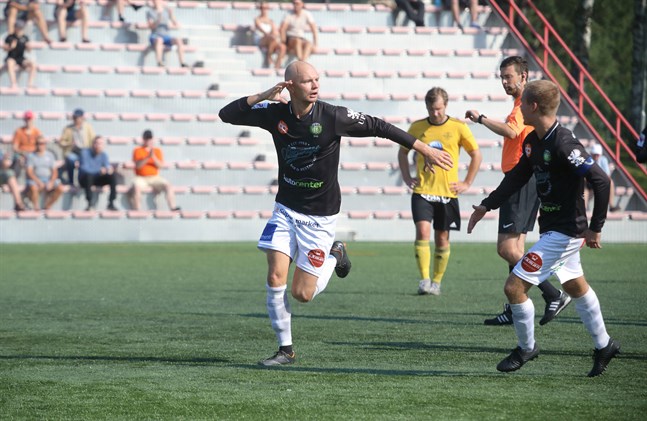 Rasmus Korkea-Aho firar sitt drömmål som blev matchvinnande.
