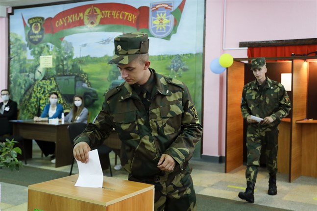 En belarusisk soldat röstar i dagens presidentval. Inget tyder på att oppositionen kommer att hota den sittande presidenten Alexandr Lukasjenko.