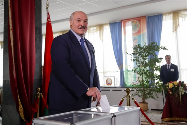 President Alexandr Lukasjenko har suttit vid makten sedan 1994 och har nu säkrat sin sjätte mandatperiod.