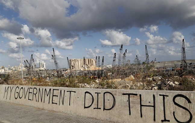 "Min regering gjorde det här", står det på en mur framför förödelsen efter explosionen i Beirut.