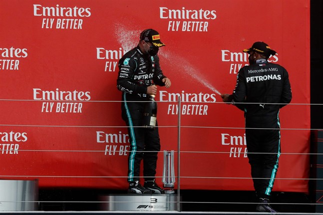 Stallkamraterna Valtteri Bottas och Lewis Hamilton blev tvåa och trea i söndagens GP-tävling.