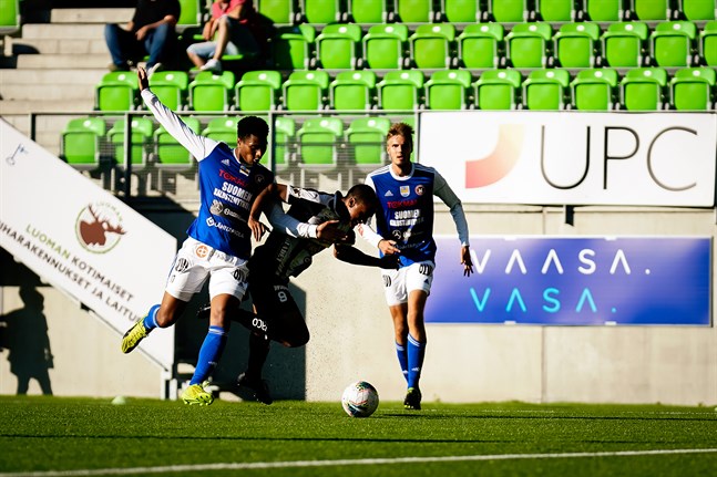 Momodou Sarr blir fälld på stopptid, men istället för straff blåste domaren av matchen.