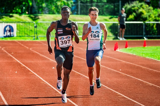 Ive Ntumba (till vänster) hade hand om ankaretappen då Vasa IS pojklag (17 år) tog FM-silver på 4 x 100 meter i Kotka på lördagen.