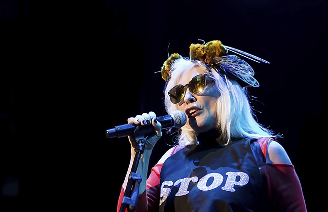 Debbie Harry på scen med Blondie. Arkivbild.