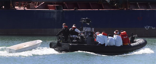Migranter tas om hand i Dovers hamn tidigare i veckan.
