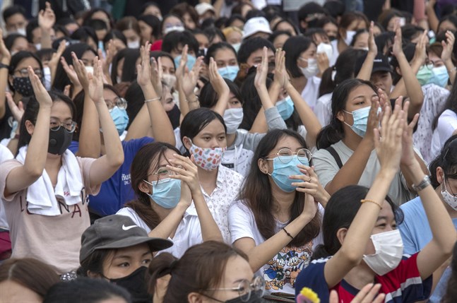 Tusentals studenter deltog i måndagens regeringskritiska demonstration i utkanten av Thailands huvudstad Bangkok.
