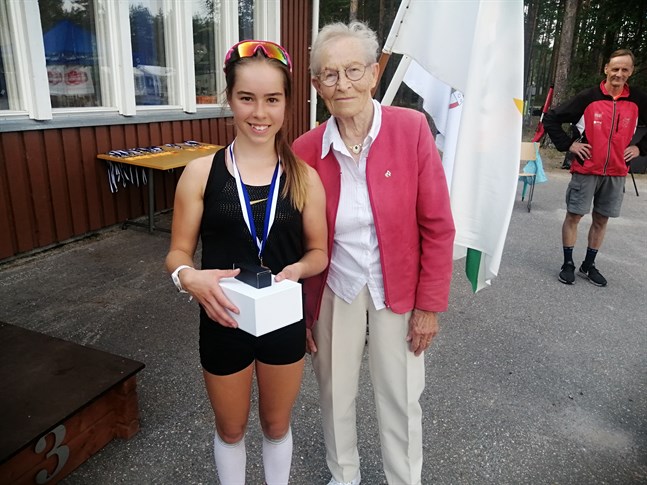Rebecca Sandnäs tillsammans med prisutdelaren, OS-guldmedaljören från 1956, den 95-åriga Siiri Rantanen.