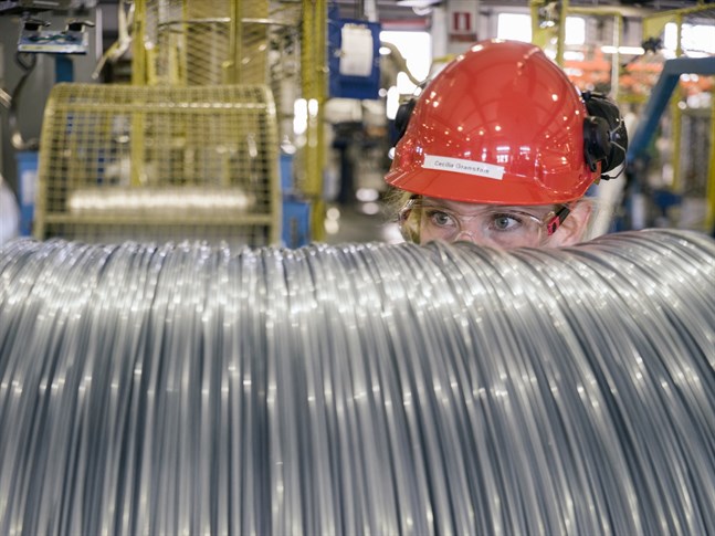 Industrins hjul snurrar allt långsammare. Orderingången minskade med 11,3 procent under det första halvåret. Inom metallindustrin var nedgången 8,3 procent, rapporterar Statistikcentralen.