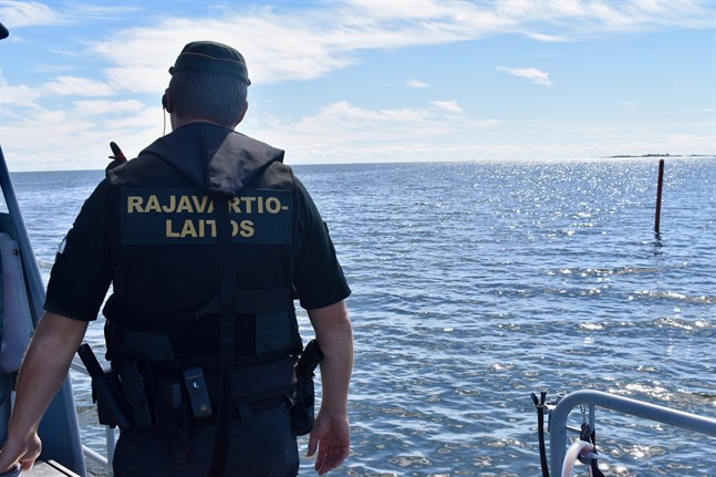 Sjöbevakningen ska inspektera den båt som fastnade på ett grund i Larsmo skärgård på måndagen.