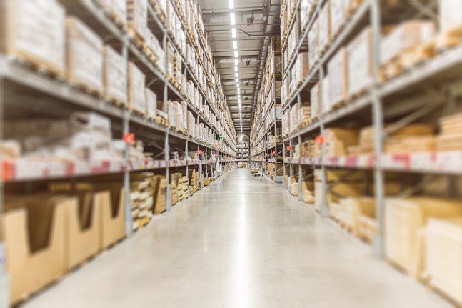 Nätjätten Amazon etablerar sig i Sverige. På sikt innebär det skärpt konkurrens för näthandeln i Finland, tror forskare.