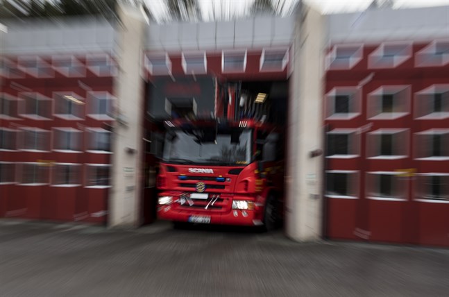 Allmänheten uppmanas att stänga fönster och dörrar.