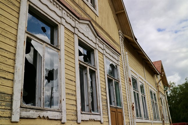 I synnerhet ett av husen mittemot Lagmans skola har blivit utsatt för vandalism.