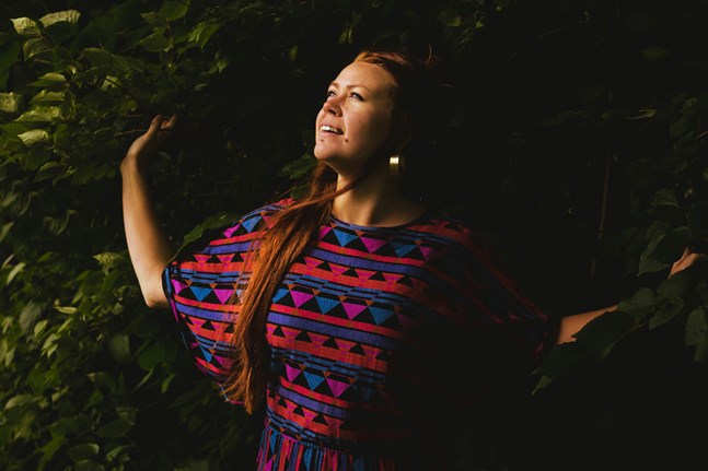 När hon släpper egen musik använder sig Charlotta Kerbs av artistnamnet Charlotta Curves.