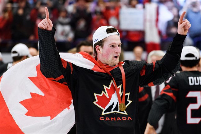 Alexis Lafrenière, som jublar efter söndagens final i Junior-VM 2020, är den troliga draftettan som New York Rangers nu kan lägga vantarna på. Arkivbild.