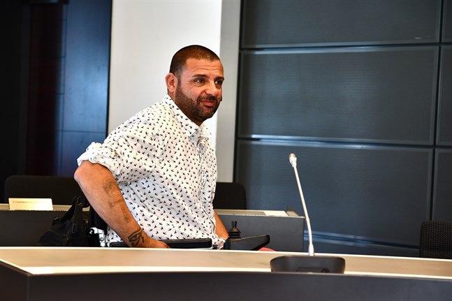 Svenska Hassan Zubier ryckte in under terrordådet i Åbo 2017 och blev rullstolsburen för resten av livet. Därefter fattade han några dåliga beslut och nu riskerar han ett villkorligt fängelsestraff och ekonomisk ruin.