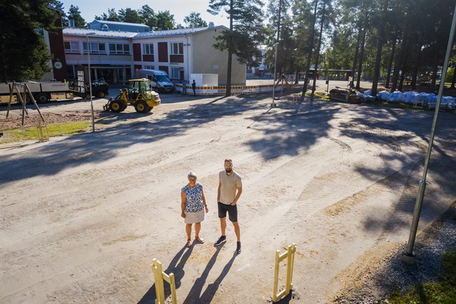 Här tar den nya fotbollsplanen form. Rektor Inger Nabb och Tim Sparv ser framemot att barnen får en ordentlig plan att spela bollspel på.