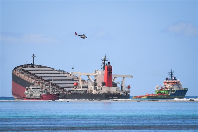 Det japanska fraktfartyget MV Wakashio har läckt över 1 000 ton olja i semesterparadiset Mauritius.