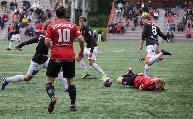 Jussi Roiko i GBK har fått bita i gräset efter en duell med Teemu Järvenlahti (8) i JBK.