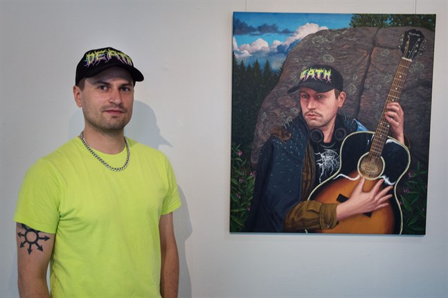Joel Slottes utställning på Galleria Artista i Karleby heter "Trubaduren och nordfladdermusen".