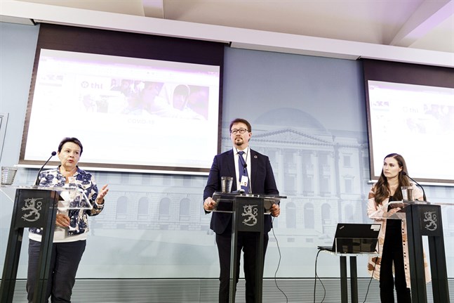Kirsi Varhila, kanslischef på Social- och hälsovårdministeriet, Mika Salminen, direktör på Institutet för hälsa och välfärd och statsminister Sanna Marin (SDP) på torsdagens presskonferens.