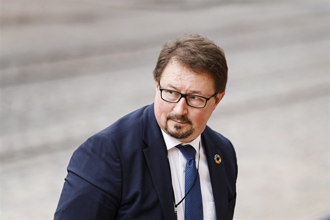 Mika Salminen, direktör vid Institutet för hälsa och välfärd, gläds över EU-kommissionens avtal om att köpa ett potentiellt vaccin mot covid-19.