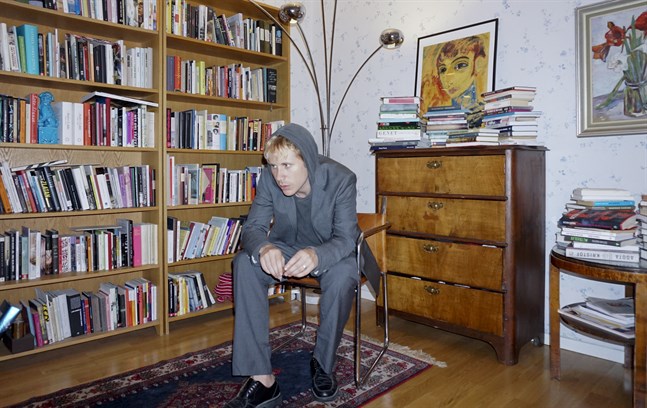 Elis Burrau är författare och poet, född 1992, baserad i Stockholm.