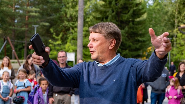 Fredrik Sundell, rektor i Gerby skola, välkomnar de nya förstaklassarna till skolan.