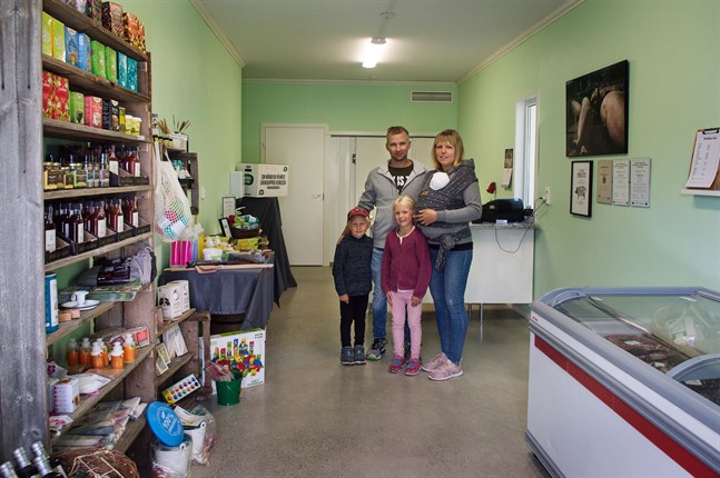 Tommy Nyholm och Jessica Kock, med barnen Liam, Angelica och familjens minsting, säljer allt från egenproducerat kött till leksaker från en nätbutik i närheten i sin gårdsbutik.
