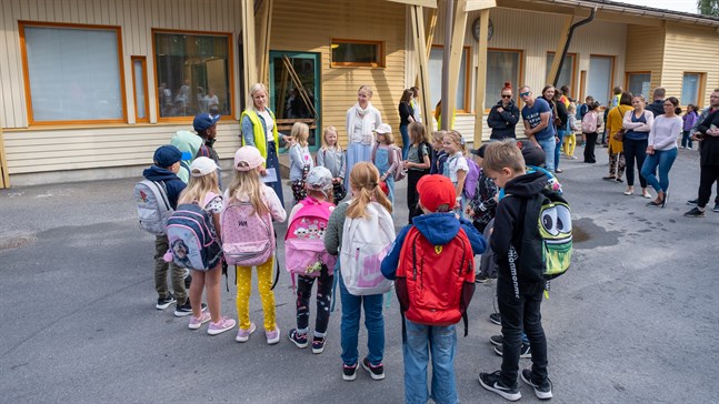 Klasser hålls åtskilda så långt som möjligt, handhygien betonas och man undviker att ta in utomstående. I skolorna fortsätter vardagen med coronarestriktioner tills vidare. Bilden är från när läsåret inleddes i Gerby skola.