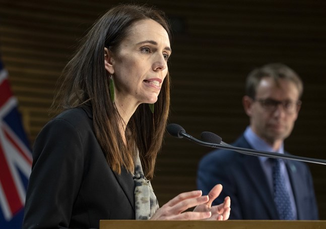 Nya Zeelands premiärminister Jacinda Arden bekämpar nya utbrottet av COVID-19 i landet.